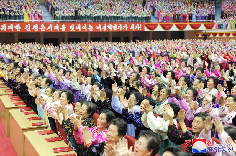 김정은이 11년 만에 열린 전국어머니대회에 직접 참석해 개회사를 했다. 조선중앙통신은 김 위원장이 지난 3일 평양에서 개막한 제5차 전국어머니대회에 참석했다고 4일 보도했다. 김 위원장은 개회사에서 "나 역시 당과 국가사업을 맡아 하면서 힘이 들 때마다 늘 어머니들을 생각하곤 한다"고 말했다.사진=조선중앙통신 캡처