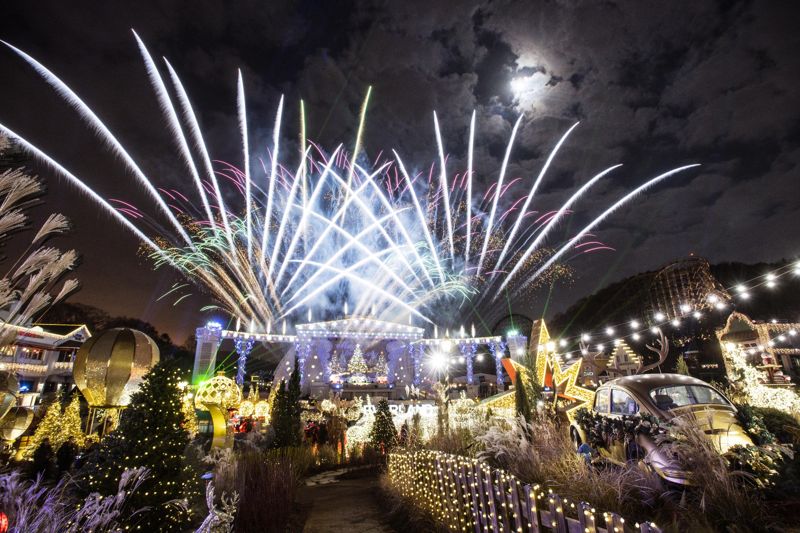 에버랜드 '윈터 페어리 가든'에서는 12월 말까지 멀티미디어 불꽃쇼를 매일 밤 선보인다. 삼성물산 제공