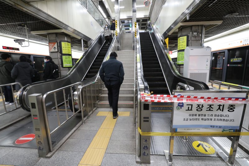 4일 출근길 서울 지하철 3호선 경복궁역에서 에스컬레이터가 오작동해 시민 10여명이 넘어지는 사고가 발생했다. 사진=연합뉴스