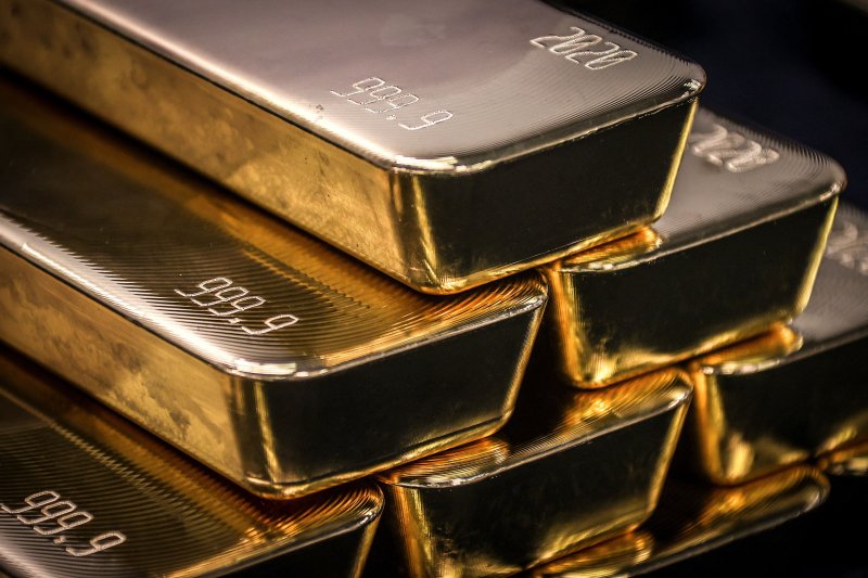국제 금 가격이 올해 10% 상승해 연말에는 온스당 2250달러까지 오를 것이라고 스위스 투자은행 UBS가 전망했다. UBS는 각 중앙은행 금리인하와 중동의 지정학적 불안이 안전자산인 금 수요를 부추길 것으로 예상했다. AFP연합