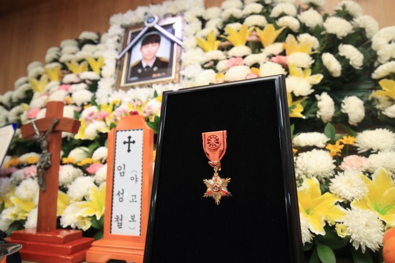 [제주=뉴시스] 우장호 기자 = 4일 오전 제주시 부민장례식장에 마련된 고(故) 임성철 소방장 빈소 영정 앞에 옥조근정훈장이 놓여 있다. 지난 1일 화재 진압 중 순직한 임 소방장의 장례는 오는 5일 제주특별자치도장(葬)으로 엄수된다. 2023.12.04. woo1223@newsis.com