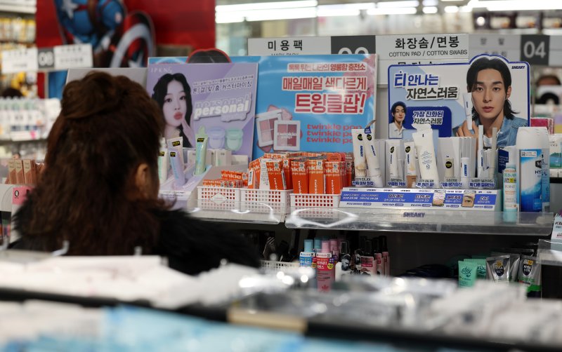 서울시내 한 다이소 매장에서 시민들이 화장품을 살펴보고 있다./사진=뉴시스화상