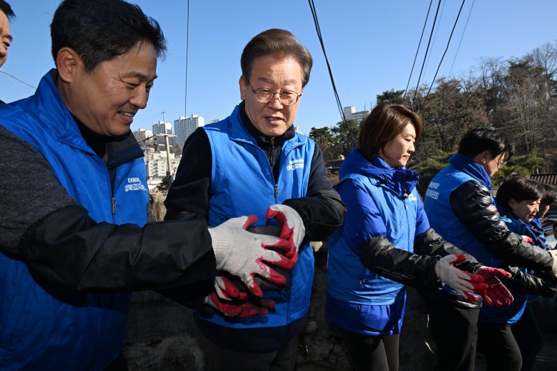 연탄 나눔 봉사한 이재명 “에너지 취약 계층 고통 줄일 것”