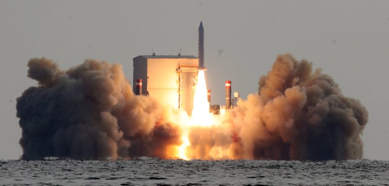 4일 오후 제주 서귀포시 남방 해상에서 우리 군이 한국형 고체연료 우주발사체 3차 시험발사를 실시하고 있다. 사진=뉴스1