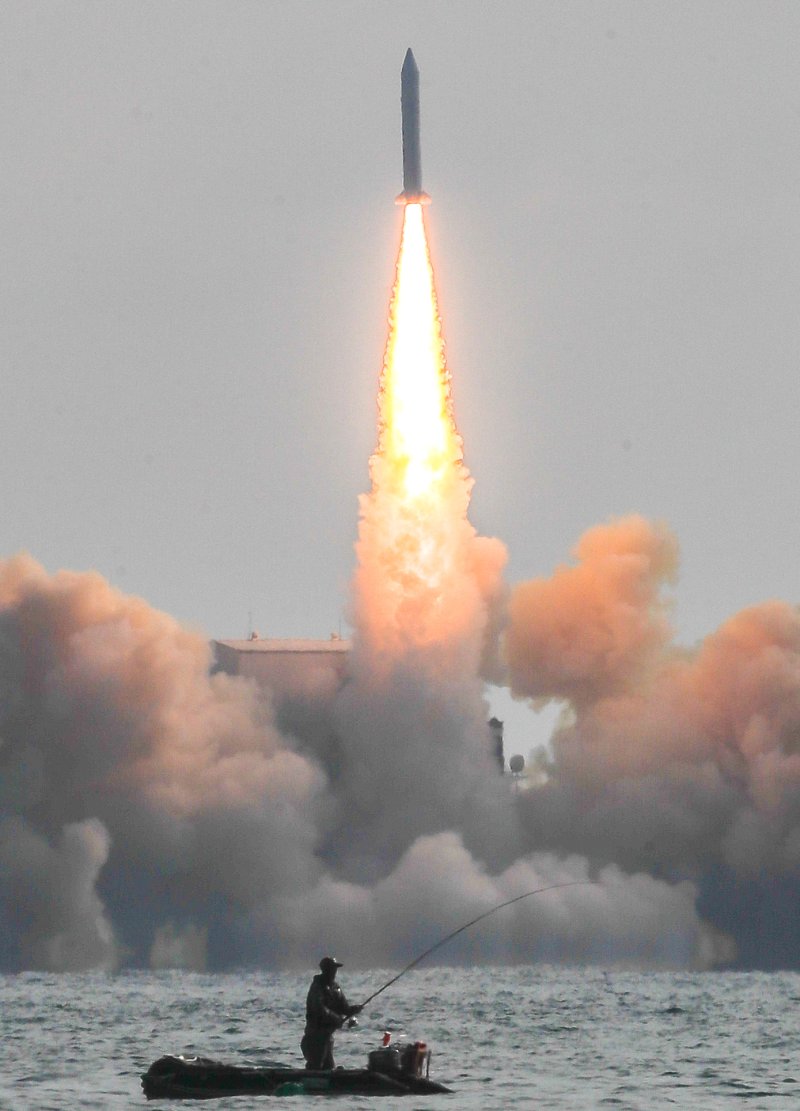 국내 최대 우주위성개발 업체 한화시스템이 자체 제작한 고해상도 지구 관측위성(SAR·합성개구레이다)이 4일 제주 서귀포시 인근 해상에서 성공적으로 발사됐다. SAR 위성이 하늘 위로 날아가고 있다. 뉴시스