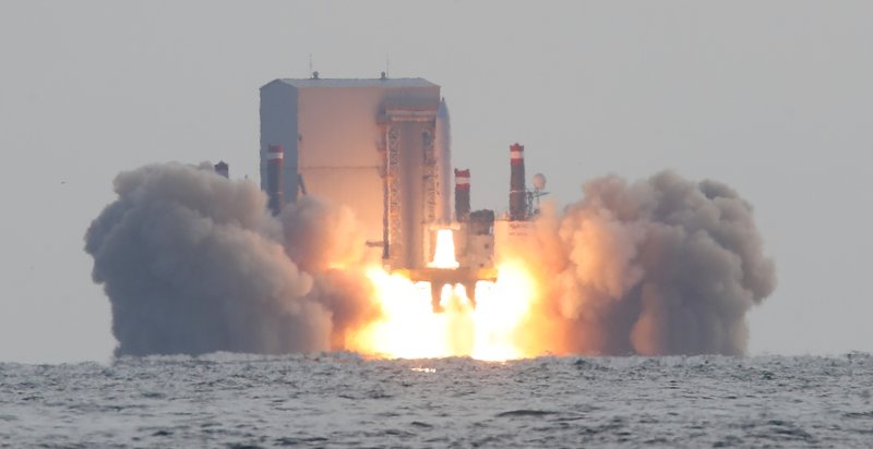 4일 오후 제주 서귀포시 남방 해상에서 우리 군이 한국형 고체연료 우주발사체 3차 시험발사를 실시하고 있다. 제주도 중문으로부터 4㎞ 남쪽 해상에 설치된 바지선에서 진행됐다. 군이 쏘아 올린 발사체엔 한화시스템에서 개발한 지구관측용 소형 SAR 위성이 탑재됐다. 뉴스1