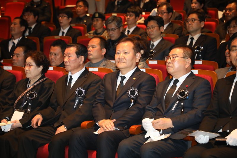 이상민 행정안전부 장관(가운데)이 4일 전남 영광예술의전당에서 열린 타라와 강제동원 희생자인 고(故) 최병연씨의 유해봉환식에 참석하고 있다. 이상민 장관 왼편에 앉은 유가족 최금수씨(81).2023.12.4/뉴스 ⓒ News1 이수민 기자