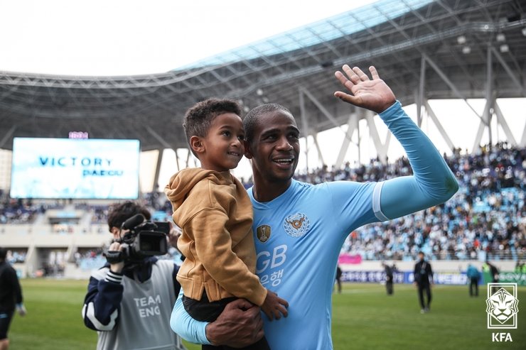 [서울=뉴시스]지난 2019년 에드가가 대구FC 경기 종료 후 알툴과 함께 관중들과 인사를 나누는 모습. 2023.12.04. (사진=대한축구협회 제공) *재판매 및 DB 금지