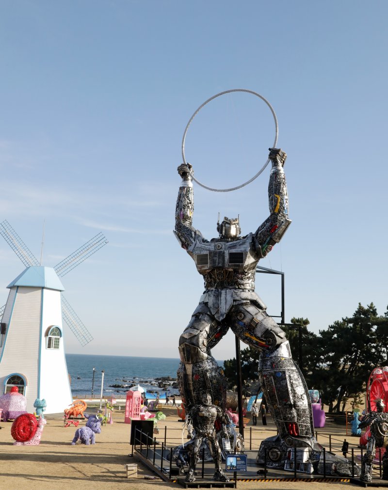 울산 울주군 서생면 간절곶에 정크아트 123점을 전시하는 '간절곶 상상공간'이 지난 16일 개장식을 가졌다. 사진은 전시 대표작인 '솔라봇'으로 높이는 세계 최대 크기인 18ｍ이다. 뉴스1