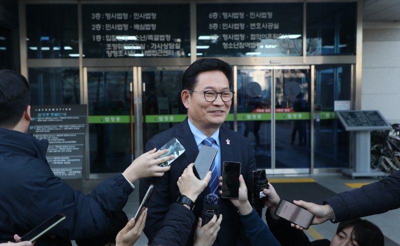 송영길 전 더불어민주당 대표가 4일 청주지법에서 열린 청주간첩단 사건 재판 증인으로 출석한 뒤 취재진 질문에 답하고 있다. 2023.12.4/뉴스1 ⓒ News1 김용빈 기자
