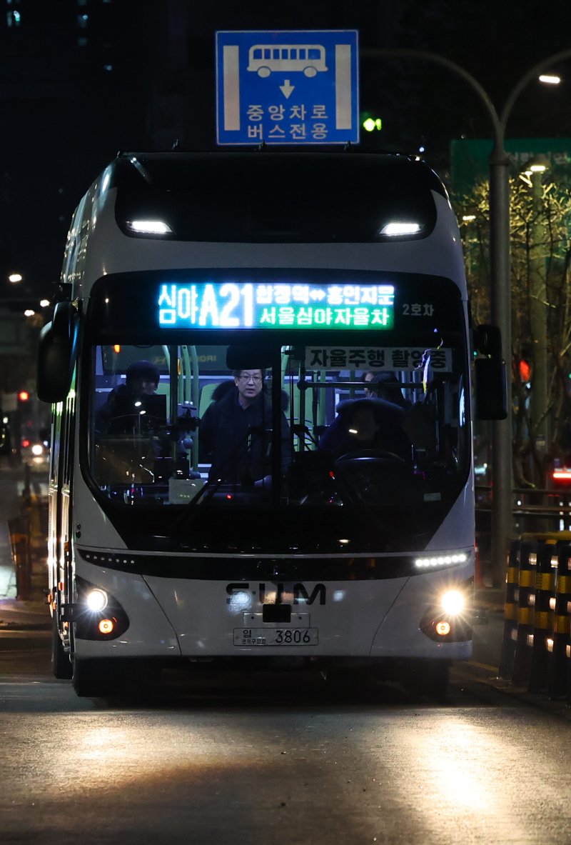 [서울=뉴시스] 최진석 기자 = 4일 서울 종로구 동대문역.흥인지문 버스정류장으로 '심야A21번' 심야자율버스가 도착하고 있다. 2023.12.04. myjs@newsis.com