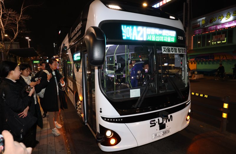 지난해 세계 최초로 운행을 시작한 서울시 심야자율주행버스. 뉴시스