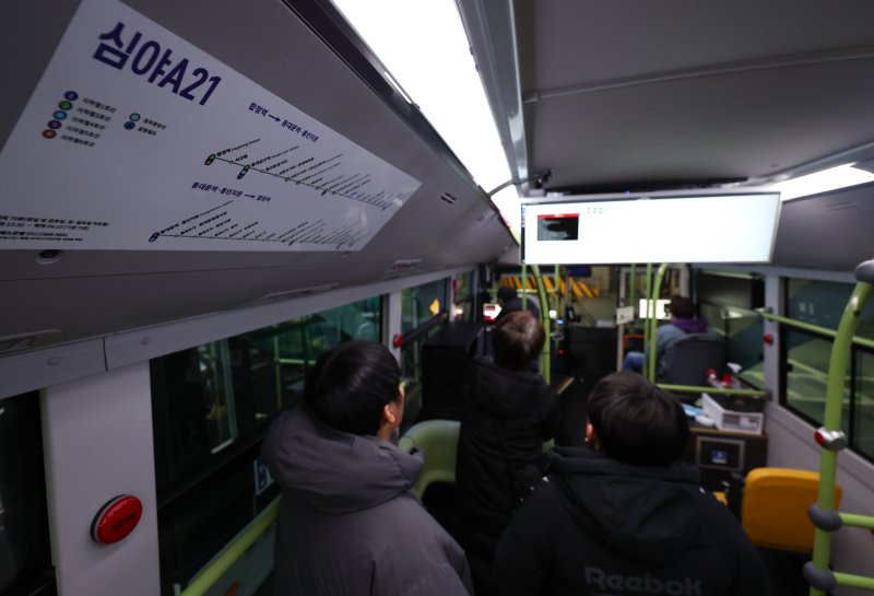 [서울=뉴시스] 최진석 기자 = 4일 오후 서울 중구 남산예장환승주차장에서 관계자들이 첫 운행을 앞둔 '심야A21번' 심야자율버스를 점검하고 있다. 2023.12.04. myjs@newsis.com