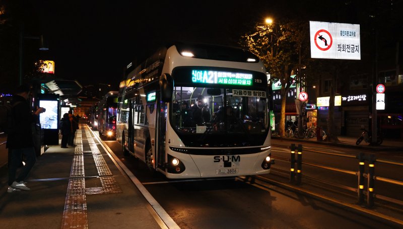 [서울=뉴시스] 최진석 기자 = 4일 서울 종로구 동대문역.흥인지문 버스정류장에서 출발한 '심야A21번' 심야자율버스가 종로6가 정류장에서 승객들을 내리고 다음 정류장으로 출발하고 있다. 2023.12.05. myjs@newsis.com