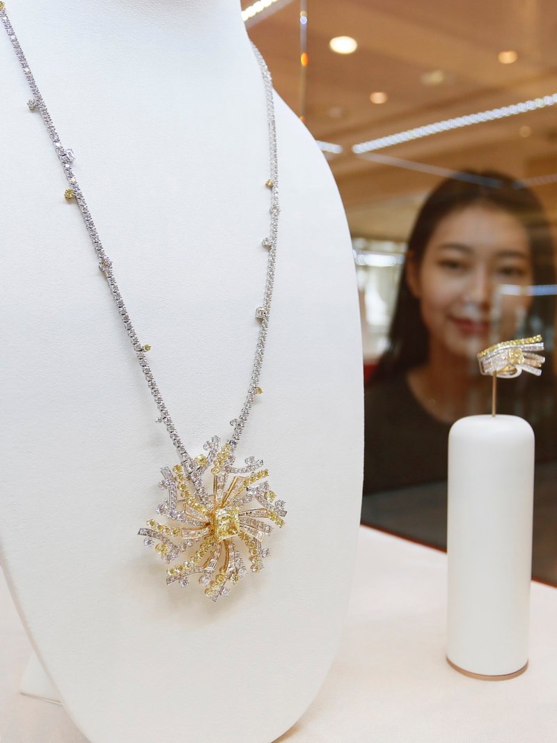 갤러리아백화점은 서울 명품관에서 프랑스 럭셔리 주얼리 브랜드 프레드의 하이주얼리를 국내 단독으로 선보인다. 사진은 옐로우 다이아몬드 목걸이. /사진=한화갤러리아