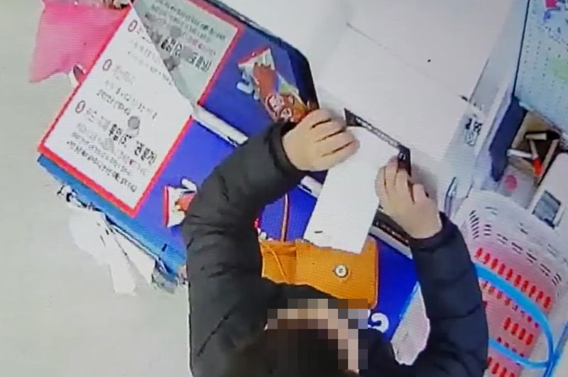 무인 아이스크림 가게에서 한 아이가 지폐대신 종이를 키오스크에 넣고 있다./사진=온라인 커뮤니티 '아프니까 사장이다' 캡처