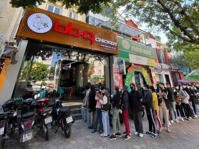 BBQ 베트남 하노이 '부팜함점' 매장에서 현지 고객 등이 줄을 서서 기다리고 있다.