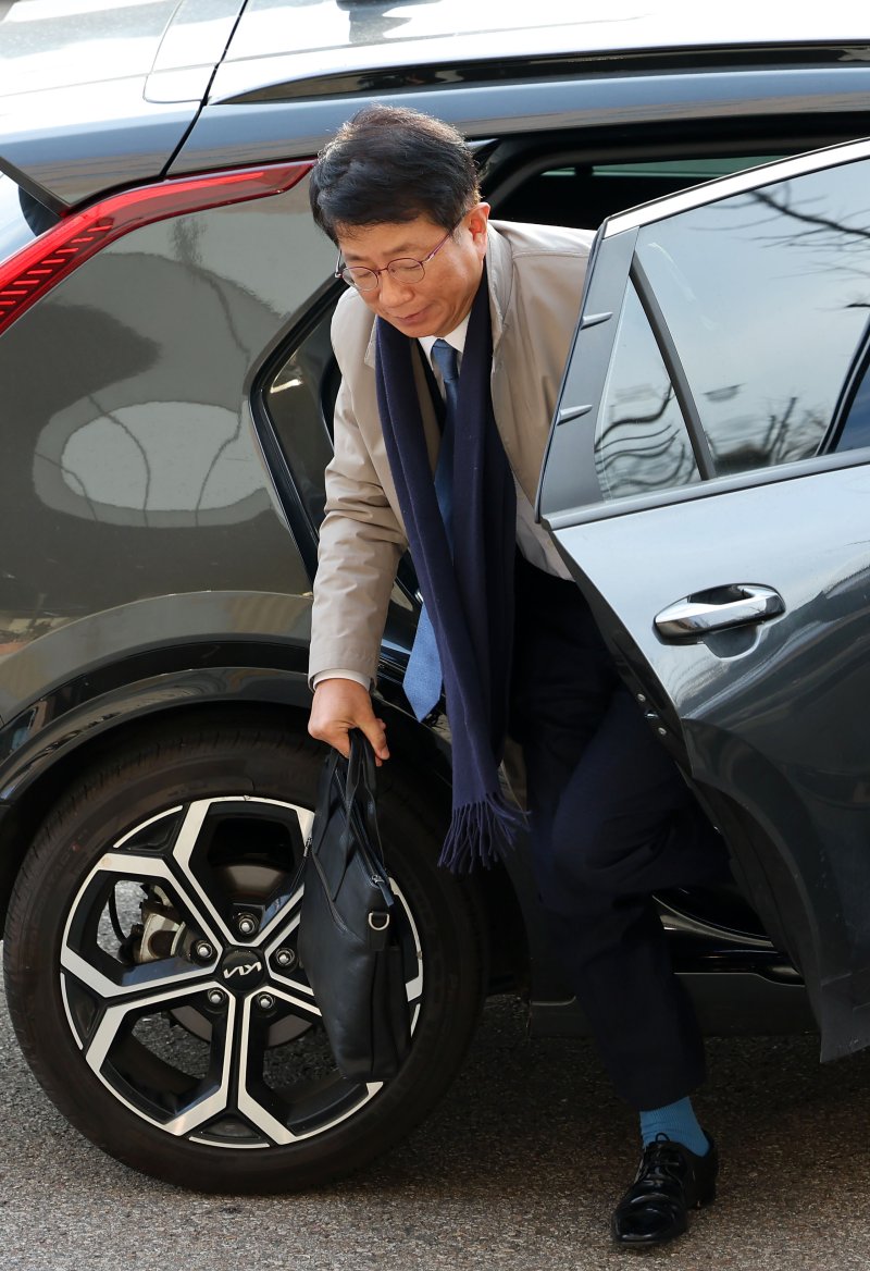 [과천=뉴시스] 홍효식 기자 = 박상우 국토교통부 장관 후보자가 5일 정부과천청사에 마련된 인사청문회 준비 사무실로 출근하고 있다. 2023.12.05. yesphoto@newsis.com