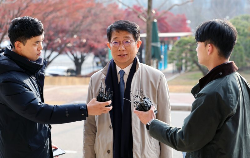 [과천=뉴시스] 홍효식 기자 = 박상우 국토교통부 장관 후보자가 5일 정부과천청사에 마련된 인사청문회 준비 사무실로 출근하며 취재진 질문에 답하고 있다. 2023.12.05. yesphoto@newsis.com