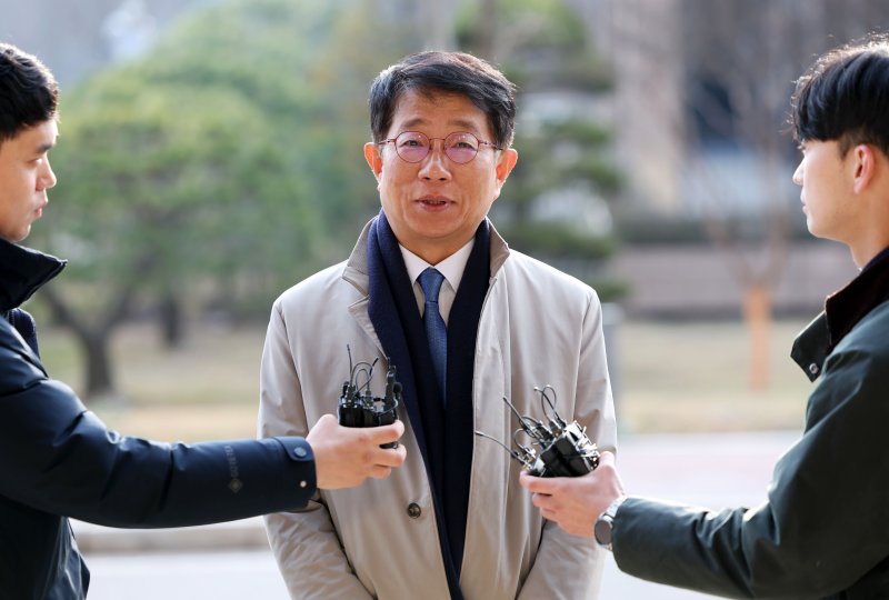 [과천=뉴시스] 홍효식 기자 = 박상우 국토교통부 장관 후보자가 5일 정부과천청사에 마련된 인사청문회 준비 사무실로 출근하며 취재진 질문에 답하고 있다. 2023.12.05. yesphoto@newsis.com