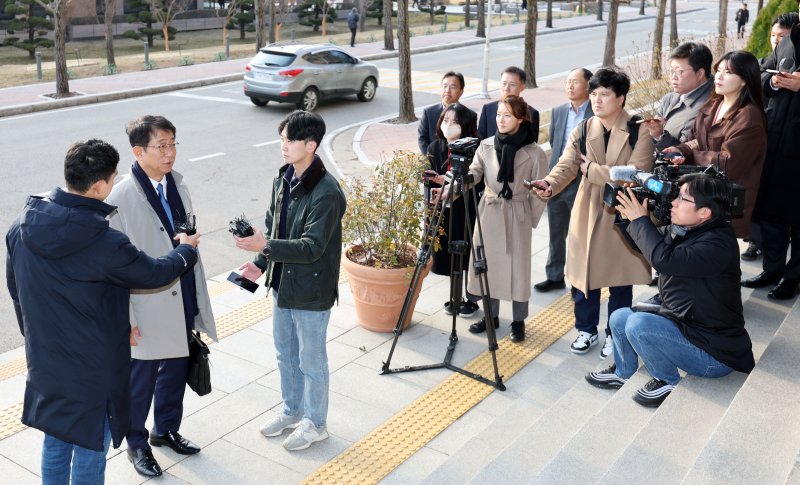 [과천=뉴시스] 홍효식 기자 = 박상우 국토교통부 장관 후보자가 5일 정부과천청사에 마련된 인사청문회 준비 사무실로 출근하며 취재진 질문에 답하고 있다. 2023.12.05. yesphoto@newsis.com