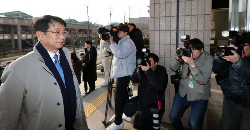 [과천=뉴시스] 홍효식 기자 = 박상우 국토교통부 장관 후보자가 5일 정부과천청사에 마련된 인사청문회 준비 사무실로 출근하고 있다. 2023.12.05. yesphoto@newsis.com