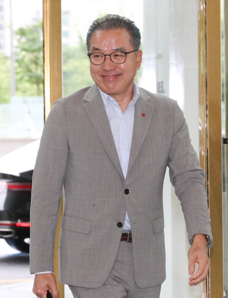[서울=뉴시스] 황준선 기자 = 정준호 롯데쇼핑 백화점사업부 대표가 18일 오후 서울 송파구 롯데월드타워에서 열린 롯데그룹 2023 하반기 VCM(Value Creation Meeting·옛 사장단 회의)에 참석하고 있다. 2023.07.18. hwang@newsis.com