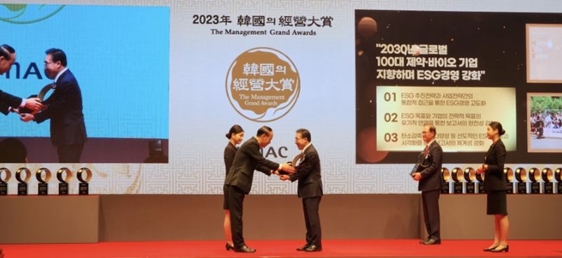 백윤기 HLB 대표가 '한국의 경영대상'에서 지속가능성보고서 부문 우수상을 수상하고 있다. 사진=HLB