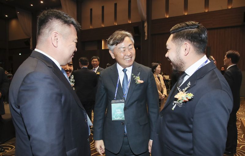 김관영 전북도지사(중앙)가 5일 전주에서 열린 카자흐스탄 경제포럼에서 참석자들과 대화를 나누고 있다. 전북도 제공