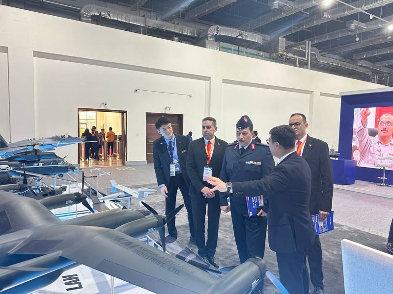 KAI 관계자가 4일(현지시간) 이집트 카이로에서 개막한 이집트 방위산업전시회(EDEX 2023)에서 이집트 공군 관계자들에게 차세대 비행체에 대해 설명하고 있다. KAI 제공