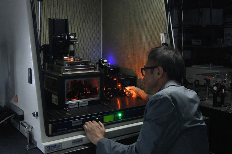 표준과학연구원 이은성 나노분광이미징팀장이 측정시료가 놓인 융합 나노현미경 내부로 레이저빔을 유도하고 있다. 표준과학연구원 제공