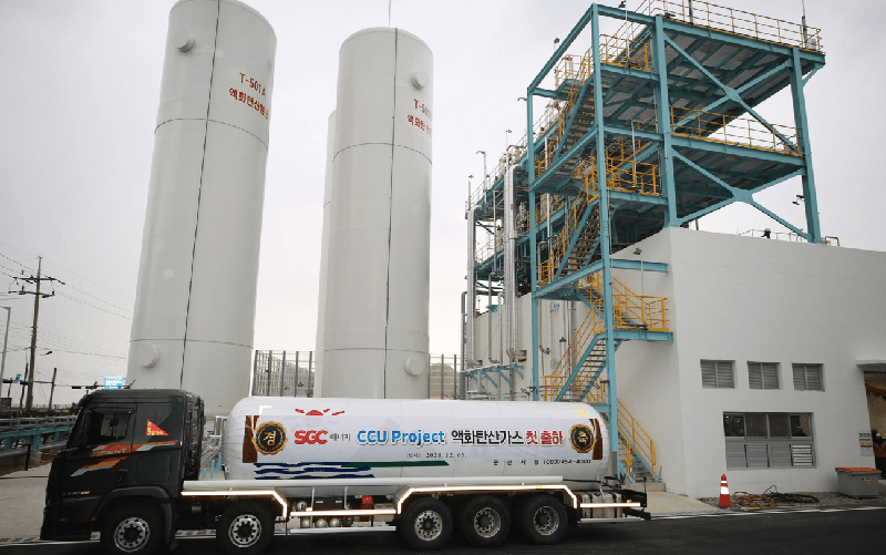 전북 군산 SGC에너지 열병합발전소에서 탄소 포집·저장(CCU) 설비를 활용해 생산한 액화탄산가스가 출하되고 있다. SGC에너지 제공