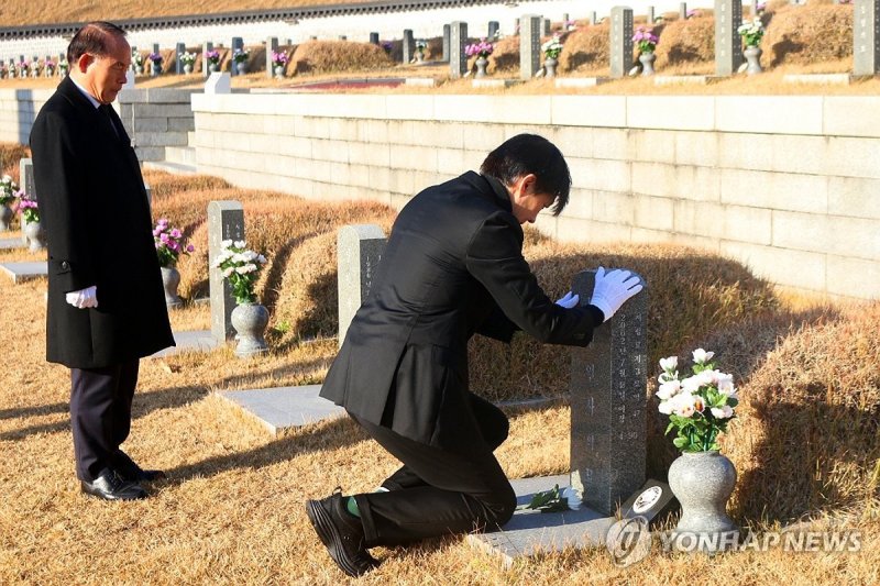 5·18 민주묘지 참배하는 조국 전 법무부 장관 / 연합뉴스