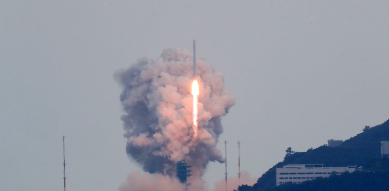 [여수=뉴시스] 김선웅 기자 = 25일 전남 여수시 낭도에서 바라본 고흥 나로우주센터 발사대에서 한국형 우주 발사체 누리호(KSLV-Ⅱ)가 발사돼 우주로 날아오르고 있다. 지난 24일 통신문제로 예정된 발사가 하루 연기된 누리호의 3차 발사에서는 1,2차 시험 발사 때와는 달리 주탑재위성인 차세대소형위성 2호와 민간 위성 등을 포함해 실제 우주 임무를 수행하는 8기의 실용 위성이 누리호에 탑재됐다. 2023.05.25. mangusta@newsis.com