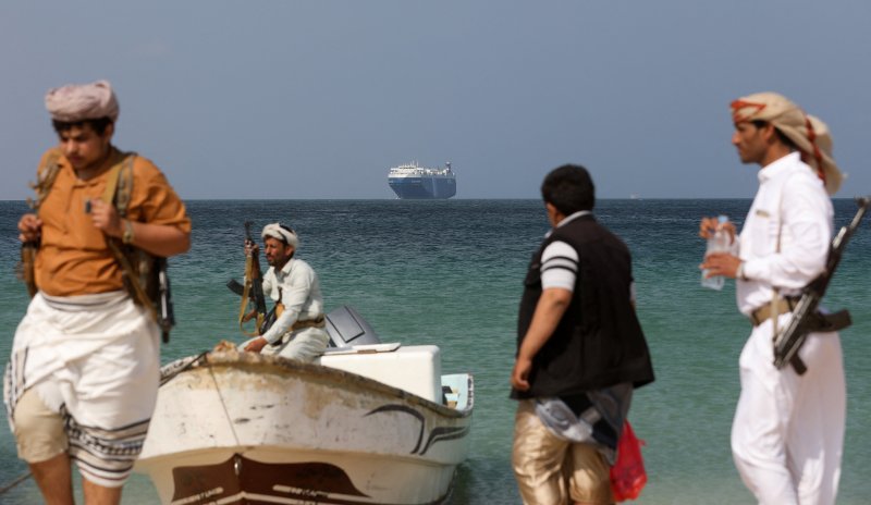 5일(현지시간) 예멘 북부 알 살리프 항구에서 촬영된 차량 운반선 ‘갤럭시 리더’호. 예멘의 후티 반군은 지난달 해당 선박을 납치했다.로이터연합뉴스