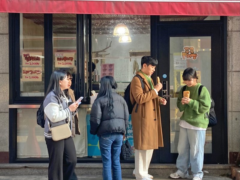 5일 광주 동구 충장로 한 붕어빵 가게에서 종업원이 주문 들어온 붕어빵을 건네고 있다. 2023.12.5/뉴스1 ⓒ News1 조현우 인턴기자