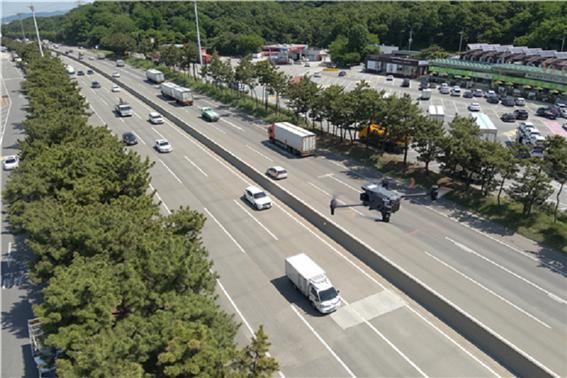 한국도로공사가 연말까지 고속도로 지정차로 상시 위반 구간에 대한 집중 단속을 실시하기로 했다. 고속도로 상공에서 드론이 지정차로 위반 여부를 단속하고 있다. 한국도로공사 제공