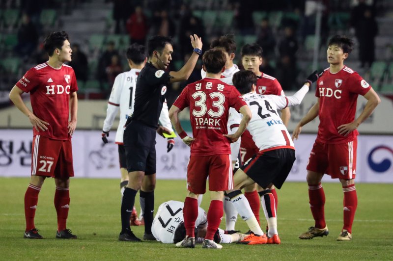 6일 오후 부산 구덕운동장에서 열린 KEB하나은행 K리그2 2018 플레이오프 경기 부산 아이파크와 FC서울 경기에서 부산 권진영이 퇴장을 당하고 있다. 2018.12.6/뉴스1 ⓒ News1 여주연 기자