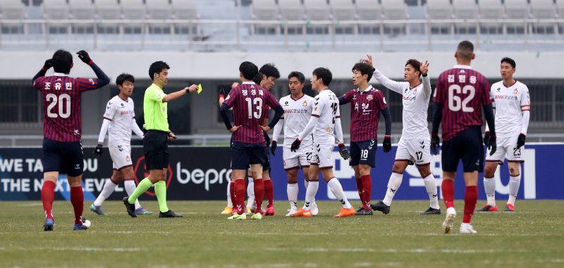 29일 오후 경기도 수원시 장안구 수원종합운동장에서 열린 하나원큐 K리그2 2020 승격 플레이오프 수원FC와 경남FC의 경기, 경남 고경민이 경고를 받고 있다. 2020.11.29/뉴스1 ⓒ News1 조태형 기자