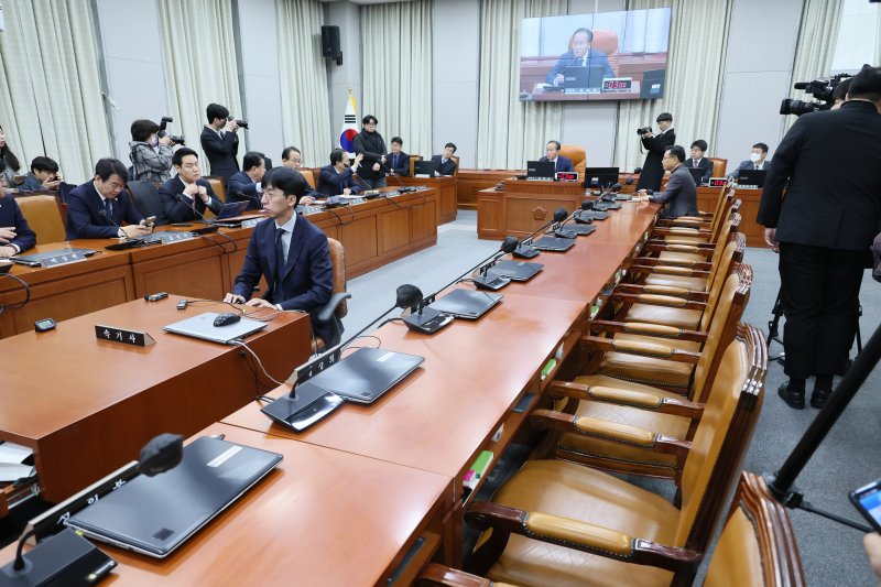 여당 없는 국회 운영위 (서울=연합뉴스) 이정훈 기자 = 6일 국회 운영위원회 전체회의가 여당 의원들이 불참한 가운데 열리고 있다. 국민의힘 이양수 의원만 여당 간사 자격으로 참석했다. 2023.12.6 uwg806@yna.co.kr (끝)