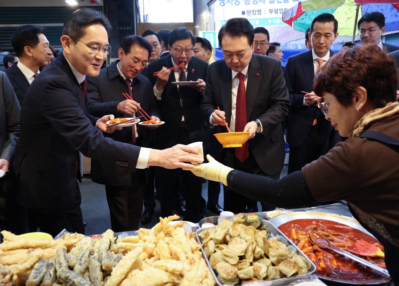 윤석열 대통령이 6일 부산 중구 깡통시장을 방문해 이재용(왼쪽) 삼성전자 회장, 김동관(오른쪽 두번째) 한화그룹 부회장, 조원태(오른쪽) 한진그룹 회장 등 기업인들과 떡볶이와 어묵국물 등 분식을 맛보고 있다. (대통령실통신사진기자단) /사진=뉴시스화상