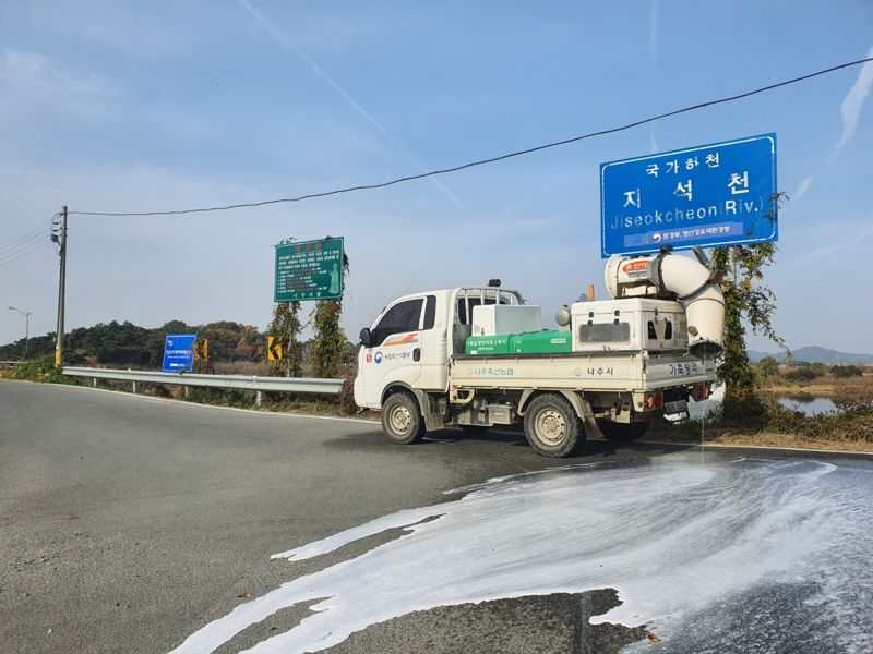 전남도는 6일 무안 소재 육용오리 농장(1만6000마리 사육)에서 H5형 조류인플루엔자(AI) 항원이 검출돼 신속한 초동방역 조치에 나섰다고 밝혔다. 전남도 제공