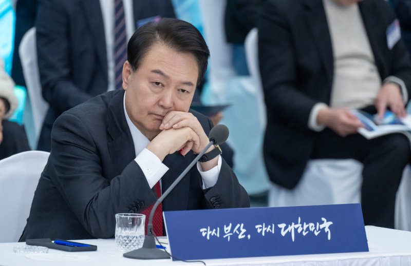 윤 대통령 "가덕도신공항·산은 부산 이전 차질 없을 것"