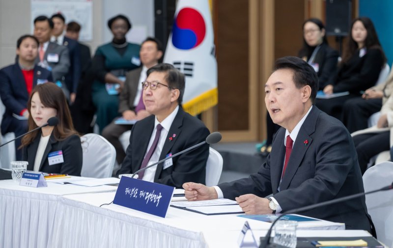 윤석열 대통령이 6일 부산 동구 부산항국제전시컨벤션센터에서 열린 '부산시민의 꿈과 도전 격려 간담회'에서 모두발언을 하고 있다. 2023.12.6/뉴스1 ⓒ News1 부산사진공동취재단
