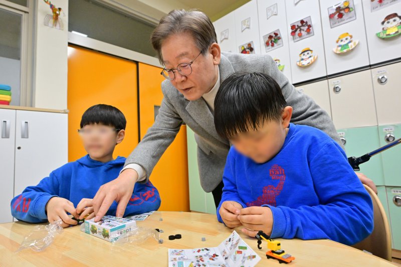 이재명, 초등학교 찾아 총선 2호 공약 '온 동네 초등 돌봄' 발표