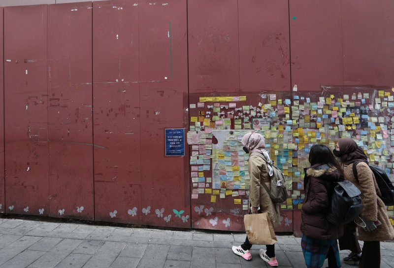 서울 용산구 이태원 참사 사고 현장에 가득 붙어 있던 추모 쪽지가 정리되어 있다. 2023.3.15/뉴스1 ⓒ News1 신웅수 기자