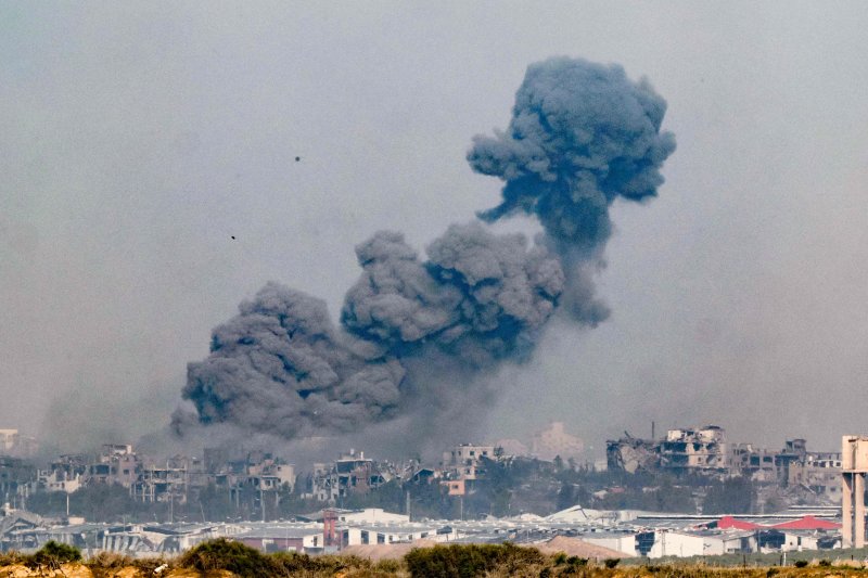 이스라엘과 팔레스타인 무장 정파 하마스 간 교전이 이어지는 가운데 12월 6일(현지시간) 가자지구에서 이스라엘의 폭격으로 연기가 피어오르고 있다. 이스라엘은 전쟁 발발 약 두 달 만인 전날 가자지구 남부에서 본격적인 대규모 지상전에 나섰다. 사진=AFP·연합뉴스
