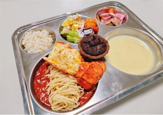 중학교 '4000원' 급식에 랍스터가 나왔다..재료값만 1만4000원인데 어떻게