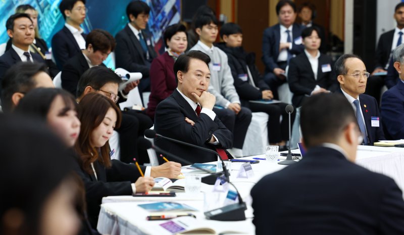 윤석열 대통령이 6일 부산항 국제전시컨벤션센터에서 열린 부산시민의 꿈과 도전 격려 간담회에서 방문규 산업통상자원부 장관의 보고를 듣고 있다. 연합뉴스