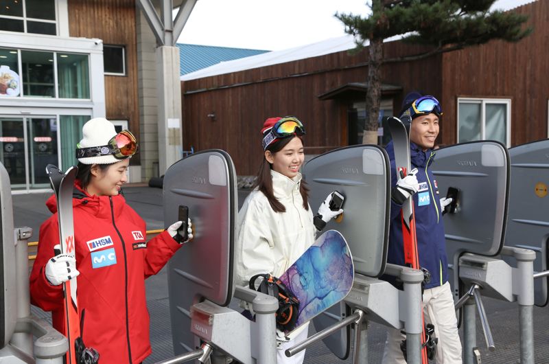 곤지암 스키장은 스마트폰 앱 하나로 예매부터 장비 렌털, 입장까지 한번에 가능한 '스키 모바일 퀵패스'로 빠르고 편리한 스키 경험을 선사한다.